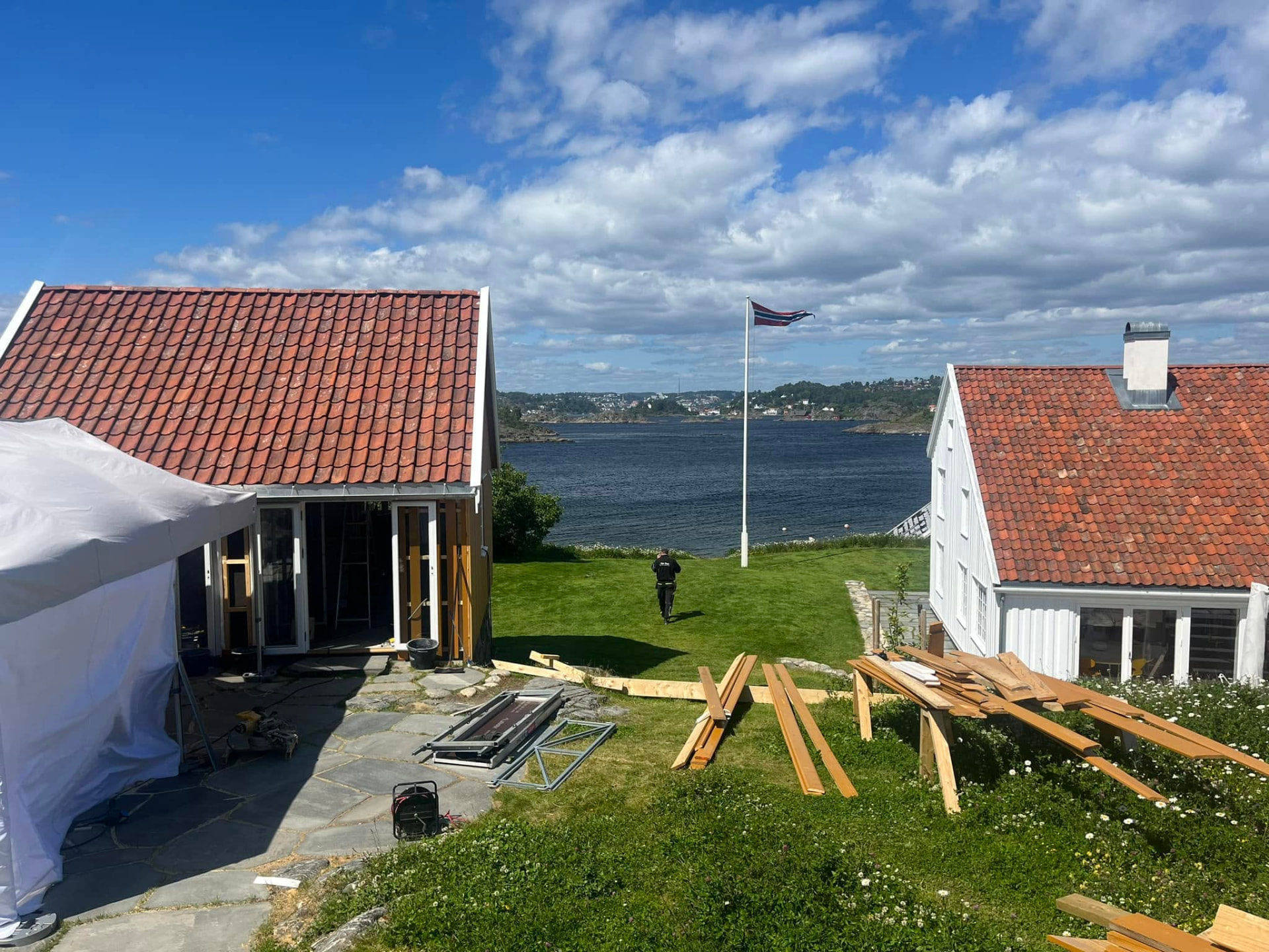 Eldre eiendom ved sjøen i Arendal under restaurering av Viga Bygg AS